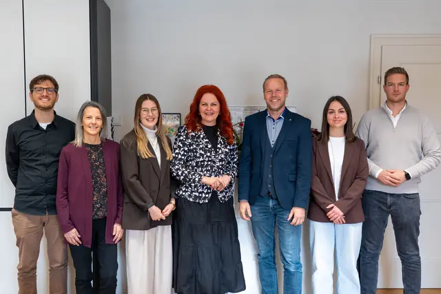 Das Team der Koordinatorinnen und Koordinatoren des Landes Tirol – hier zu Besuch bei LRin Hagele (Mitte) – unterstützt Familien und Gemeinden, um den richtigen Platz zu vermitteln. | Foto: Land Tirol/Neuner