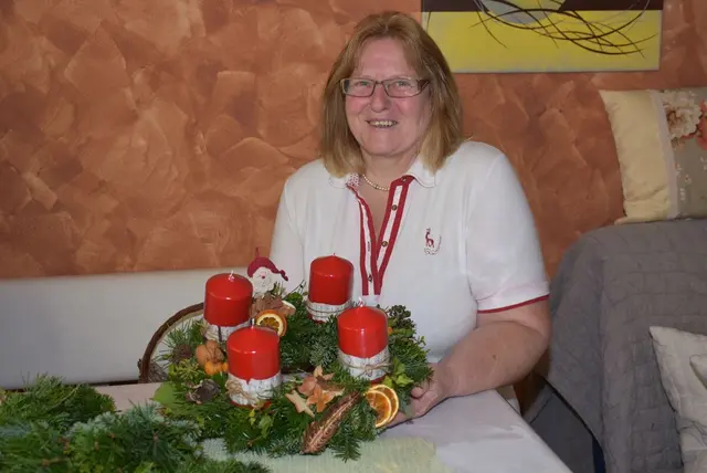 Die Goldhauben-Frauen St. Georgen am Walde. Adventkranzbinden 2024. | Foto: Zinterhof
