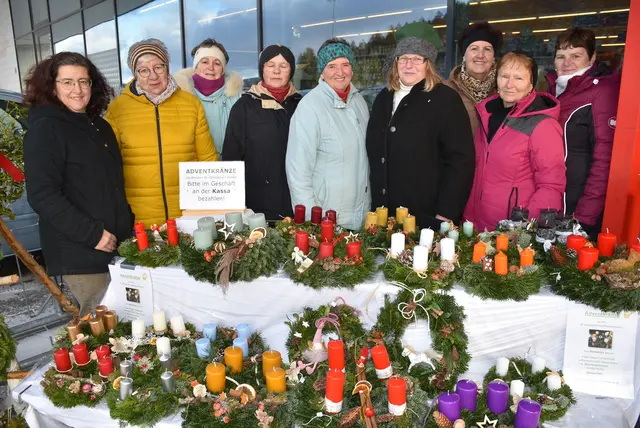 Die Goldhauben-Frauen St. Georgen am Walde. Adventkranzbinden 2024. | Foto: Zinterhof