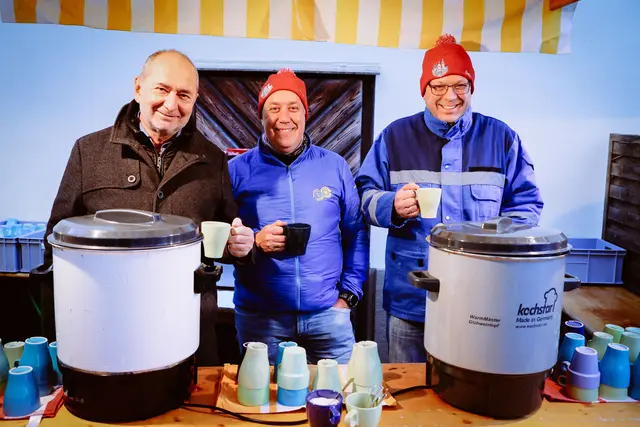 Glühwein, Punsch und weihnachtliche Köstlichkeiten luden zum Verweilen ein. | Foto: Armin Russold