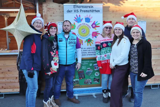 Mit Palatschinken und Bratäpfeln sammelten Obmann Michael Leskovar und der Elternverein der VS Premstätten Geld für einen Schul-Schitag.  | Foto: Edith Ertl