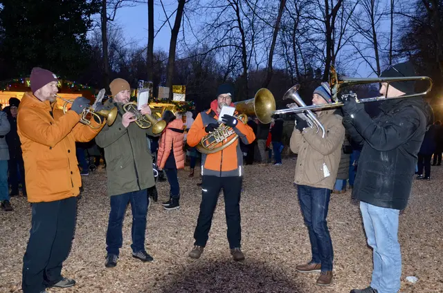 Wie jedes Jahre sorgte die Bläsergruppe „LiBlos“ für weihnachtliche Klänge rund um den Adventmarkt. | Foto: Elisabeth Peinsipp