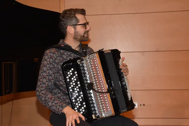 Die Cellistin und Singer-Songwriterin Marie Spaemann und der Akkordeonist Christian Bakanic waren zu Gast beim Kulturverein Waldhausen. Die Besucher waren begeistert.  | Foto: Zinterhof