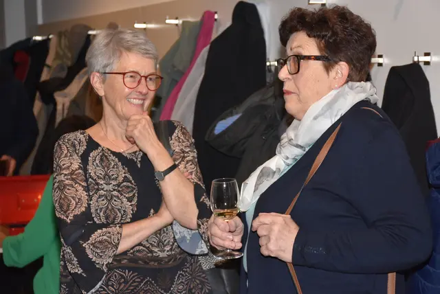 Die Cellistin und Singer-Songwriterin Marie Spaemann und der Akkordeonist Christian Bakanic waren zu Gast beim Kulturverein Waldhausen. Die Besucher waren begeistert.  | Foto: Zinterhof