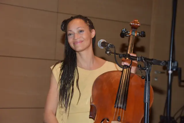 Die Cellistin und Singer-Songwriterin Marie Spaemann und der Akkordeonist Christian Bakanic waren zu Gast beim Kulturverein Waldhausen. Die Besucher waren begeistert.  | Foto: Zinterhof