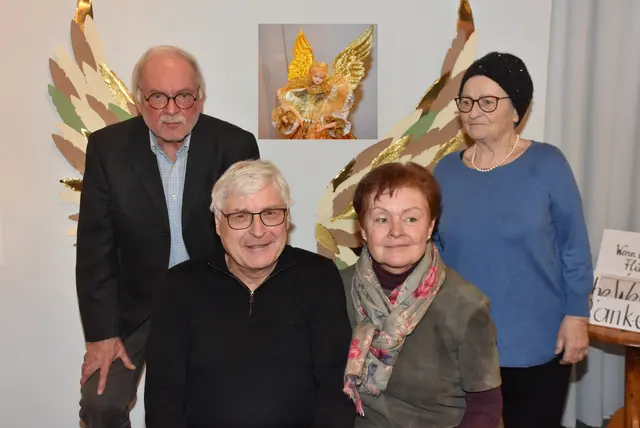 Eröffnet wurde im Heimathaus Stadtmuseum Perg die Ausstellung „Himmlische Boten - Engel begleiten durch die Zeit“ von Franz Moser, Obmann vom Heimat- und Museumsverein Perg, links. Franz und Rosi Peiffer, Brigitte Schwarz.  | Foto: Robert Zinterhof