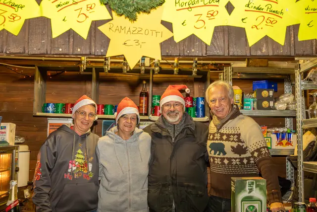 Die Besonderheit beim Segelclub Himberg - Pferdeleberkäsesemmeln serviert von Birgit N., Ingrid, Obmann Hans (Johann Steiner) und Horst (vlnr). | Foto: cine-motion.at / R. Ivanek