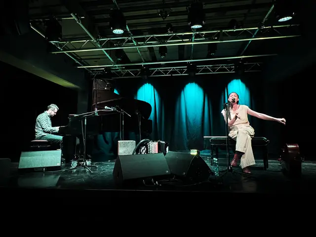 Spaemanns gefühlvolle Stimme trifft auf Bakanics nuanciertes Klavierspiel – eine perfekte Symbiose.