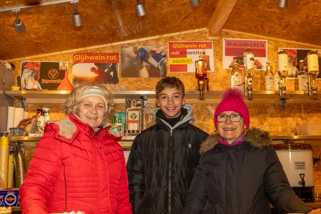 Regina Gottsbachner mit Hanni Blacky betreuten mit Unterstützung des jungen Mannes den ÖVP-Team Fritz Blasnek Stand (vlnr). | Foto: cine-motion.at / R. Ivanek