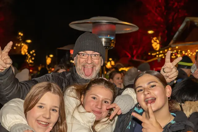 Lena, Lara ud Sophie mit Joachim (Lara`s Papa), der den Gruselspaß auch beherrschte (vlnr). | Foto: cine-motion.at / R. Ivanek