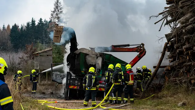 Mehrere Feuerwehren waren beim Brand im Einsatz. | Foto: TEAM FOTOKERSCHI / DANIEL NEULINGER  / FEUERWEHR ALLHAMING