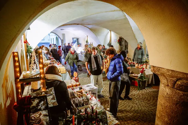 Zahlreiche Besucherinnen und Besucher genossen den besinnlichen Adventmarkt im Stift Göss. | Foto: Armin Russold