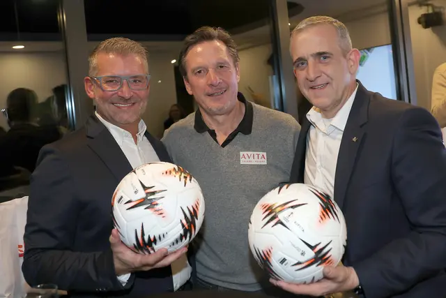 GAK-Urgestein Werner Gregoritsch (Mitte) mit Bernd Wernbacher und Mario Stuhl (Sky) | Foto: GEPA