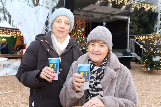 Prost: Karin mit Mama Christine. | Foto: Manfred Wlasak