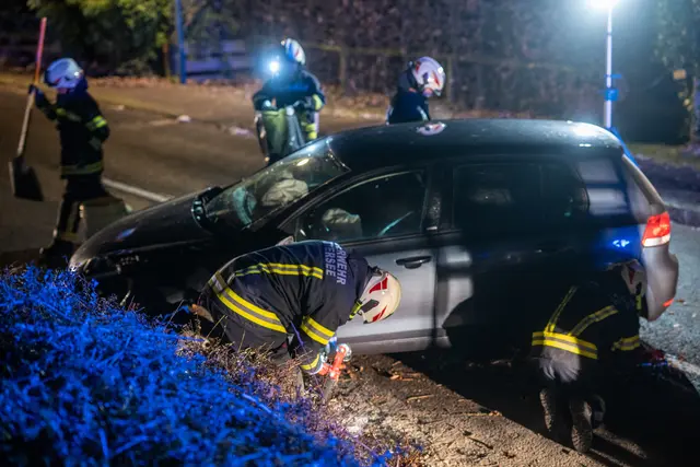 Der 18-jährige Besitzer des Unfallwagens zeigte den Vorfall später an. | Foto: TEAM FOTOKERSCHI / MATTHIAS KALTENLEITNER