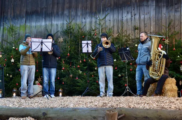 Die Eröffnung auf der Stadlbühne machte das Bläserensemble der Franz-Schubert Regionalmusikschule | Foto: Elisabeth Peinsipp