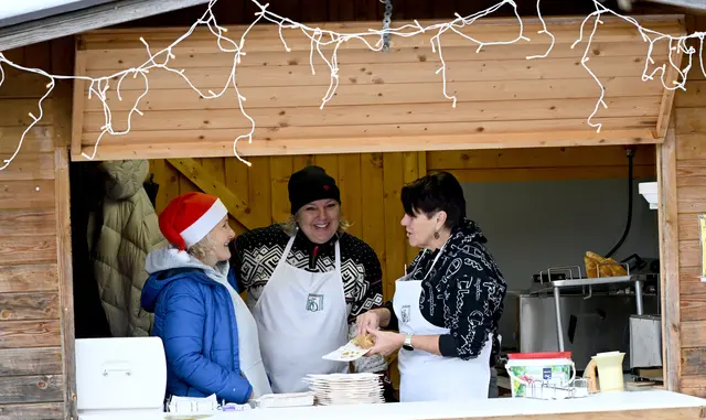 Kulinarik garantiert: Die letzte Lagebesprechung der Blattl-mit-Kraut-Expertinnen inkl. Kostprobe fiel positiv auf. | Foto: Fotos: Hassl