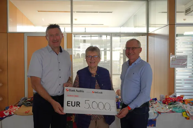 Scheckübergabe an Kinderkrebshilfe für Tirol und Vorarlberg
v.l.n.r.: Bruno Mattle (Geschäftsführung ILF), Erni Lehner (für die Kinderkrebshilfe für Tirol und Vorarlberg), Josef Mayr (Geschäftsführung ILF)  | Foto: ILF Consulting Engineers Austria GmbH