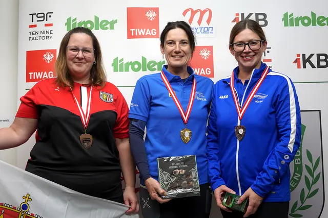 Die glücklichen Gewinnerinnen des ersten Luftpistolen-Bewerbs der Frauen beim Grand Prix of Tyrol in Innsbruck 2025:
(v.l.n.r.)
Doris Emminger (OÖ), Veronika Mairhofer (SG Oetz), Martina Ofner (SG Hopfgarten) | Foto: Christian Kramer