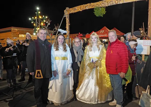 Pfarrer Mag. Kazimierz Sanocki, Christkind, Bürgermeisterin Marion Török und Vizebürgermeister Horst Scheed