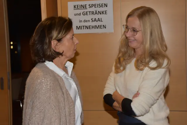 Die Cellistin und Singer-Songwriterin Marie Spaemann und der Akkordeonist Christian Bakanic waren zu Gast beim Kulturverein Waldhausen. Die Besucher waren begeistert.  | Foto: Zinterhof
