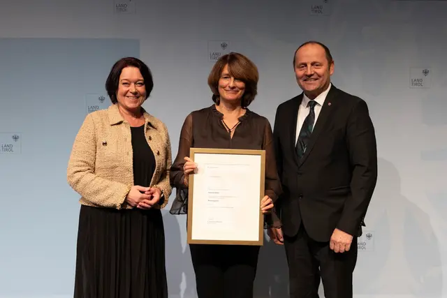 LTP Sonja Ledl-Rossmann und LH-Stv. Josef Geisler mit der ausgezeichneten Regierungsrätin Gerlinde Mader (Bezirkshauptmannschaft Innsbruck). | Foto: Land Tirol/Sedlak