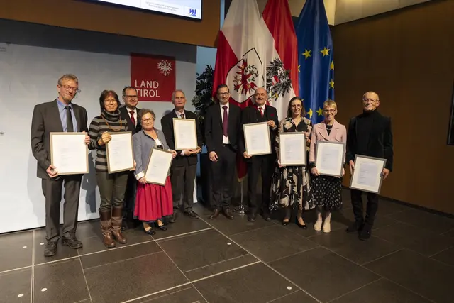 Stefan Kastner, Präsident der Ärztekammer Tirol (5. v. re.), und Kammeramtsdirektor Günter Atzl (3. v. li.) gratulierten den heute ausgezeichneten Medizinerinnen und Medizinern. | Foto: Land Tirol/Sedlak