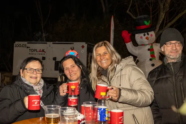 Melitta, Karin und Gina R. (vlnr) beim Florianipunschen. | Foto: cine-motion.at / R. Ivanek