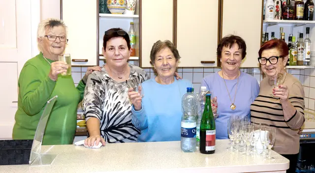 Das Team des Korneuburger Pensionistenverbandes sorgte für beste Bewirtung (Von links: Christa Jarosch, Gerlinde Gamauf, Paula Pulkrabek , Obfrau Elfriede Pudgar und Maria Rieth)