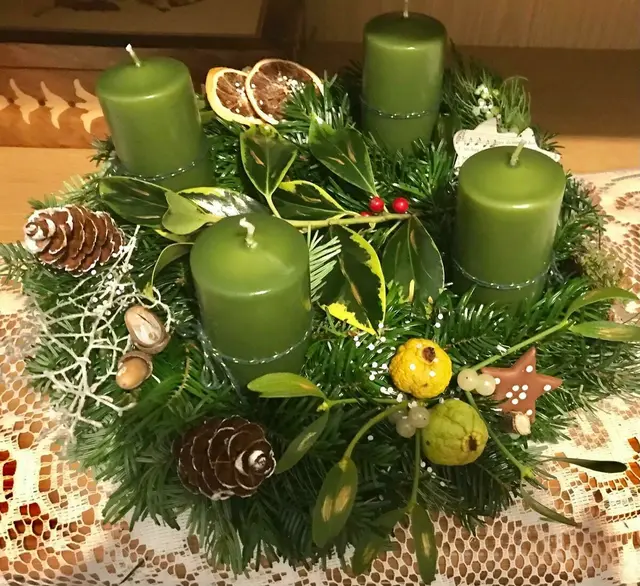 Die Goldhauben-Frauen St. Georgen am Walde. Adventkranzbinden 2024. | Foto: Zinterhof