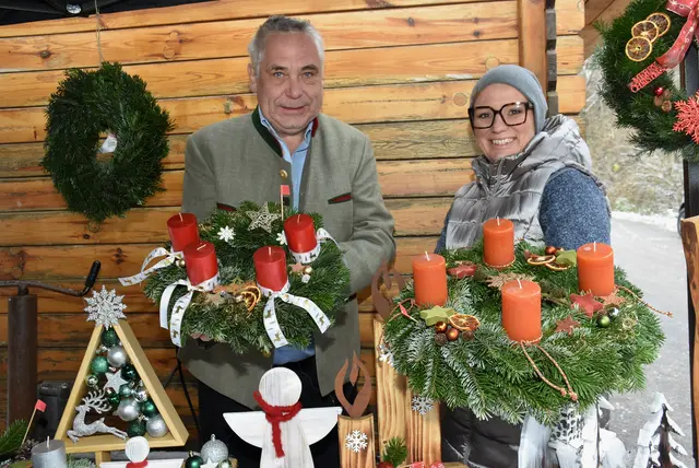 Der Historiker Dr. Karl Hohensinner mit einem Adventkranz von Michaela Wiesinger bei der Adventausstellung auf Burg Kreuzen.  | Foto: Zinterhof
