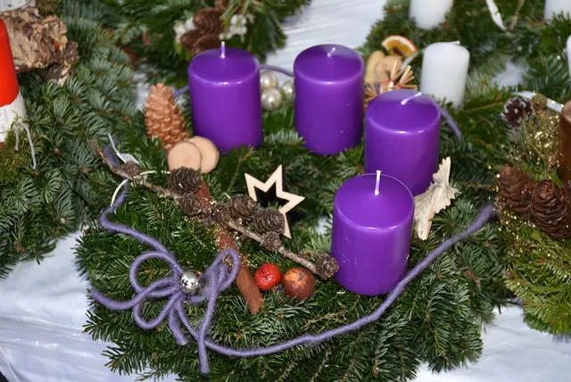 Die Goldhauben-Frauen St. Georgen am Walde. Adventkranzbinden 2024. | Foto: Zinterhof