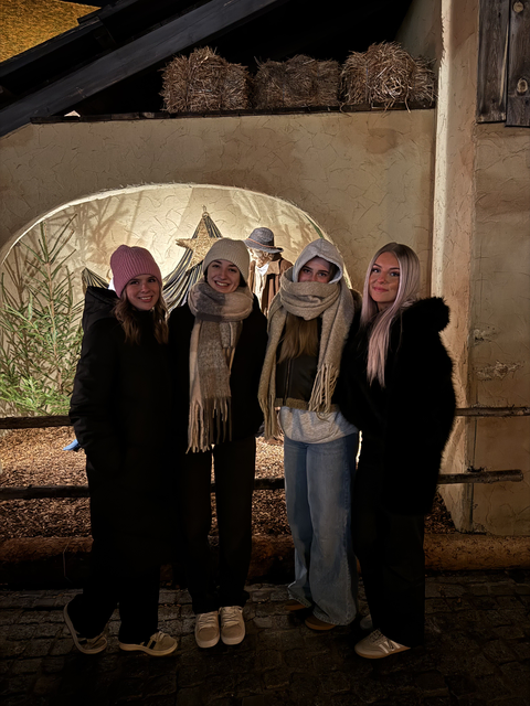 Besucherinnen des Christkindlmarkts | Foto: Lena FERSTL