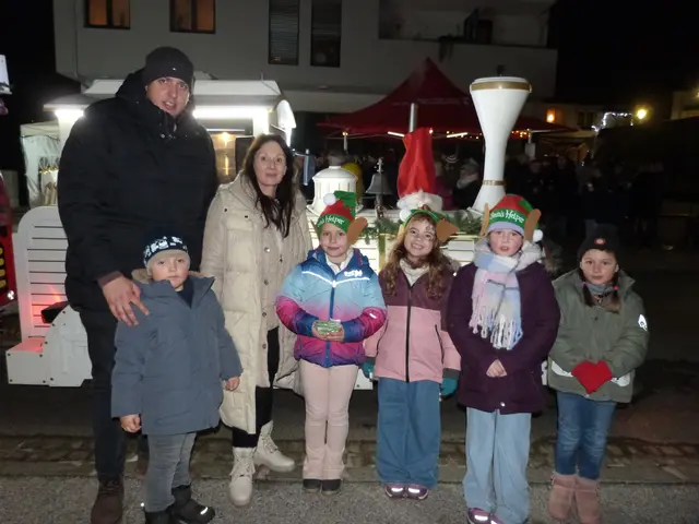 Bürgermeisterin Doris Birner freute sich über die tolle Mitarbeit der fleißigen kleinen Elfen beim Adventmarkt in Oberloisdorf.  | Foto: Vanessa Wittmann