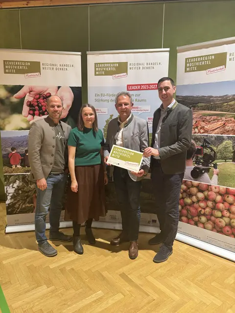 Obmann des LEADER-forums Österreich Stefan Niedermoser, LEADER-Geschäftsführerin Petras Scholze-Simmel, LEADER-Obmann Bgm. Manfred Roitner, Abgeordneter zum Europäischen Parlament Alexander Bernhuber | Foto: LEADER-Region