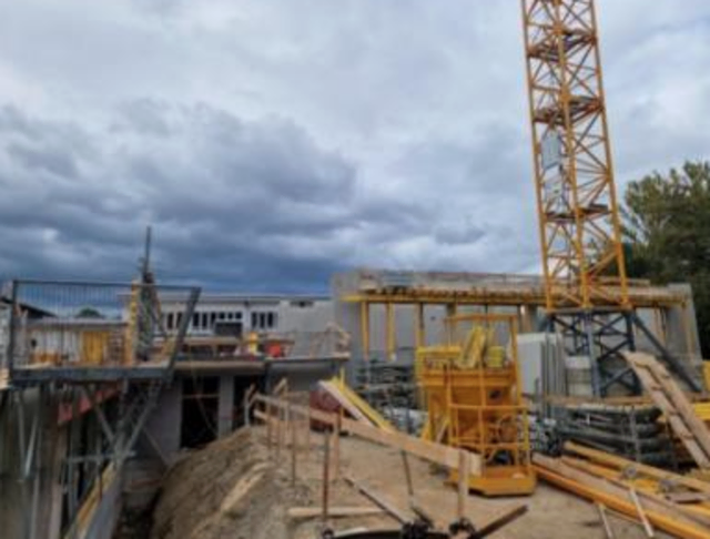 Die Bauarbeiten an der Volksschule schreiten planmäßig voran. | Foto: Gemeinde Groß-Enzersdorf