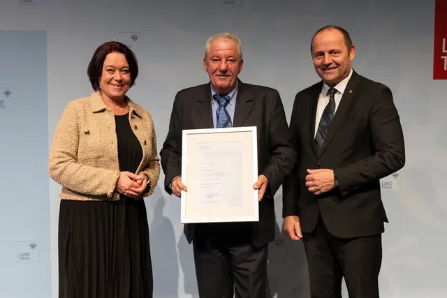 LTP Sonja Ledl-Rossmann und LH-Stv. Josef Geisler mit dem Ausgezeichneten Franz Wiesflecker (Bodner-Gruppe, allgemein beeideter und gerichtlich zertifizierter Sachverständiger). | Foto: Land Tirol/Sedlak
