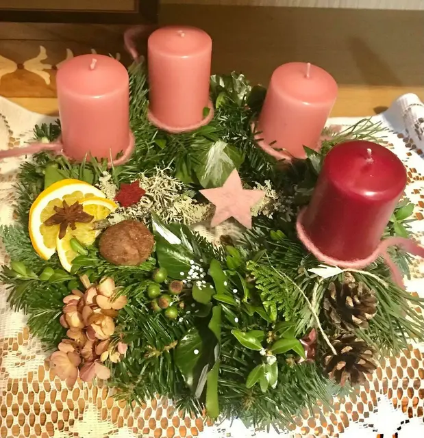 Die Goldhauben-Frauen St. Georgen am Walde. Adventkranzbinden 2024. | Foto: Zinterhof