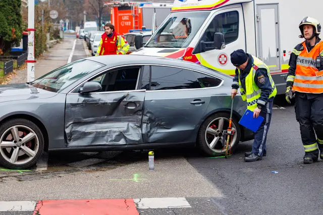 Einsatzkräfte der Berufsfeuerwehr Linz sicherten die Unfallstelle ab und unterstützten den Rettungsdienst bei der Versorgung der Beteiligten. | Foto: TEAM FOTOKERSCHI / BILAL AHMETOVIC
