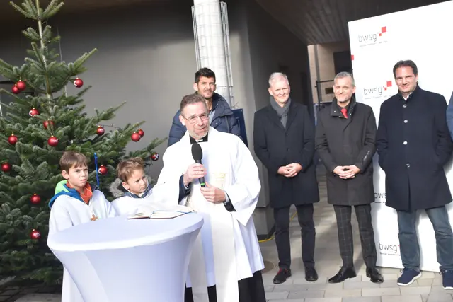 Pfarrer Stefan Jahns segnete die neuen Räumlichkeiten.  | Foto: Stefan Schneider
