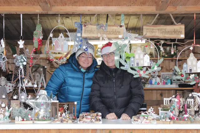 Schöne Sachen für weihnachtliche Stimmung im Haus gibt es zu kaufen.  | Foto: Walter Kellner
