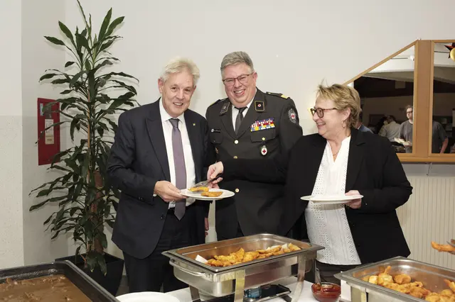 Die Schlacht am Buffet: Hermann Hauer mit seiner Gina und Michael Bürger. | Foto: Santrucek