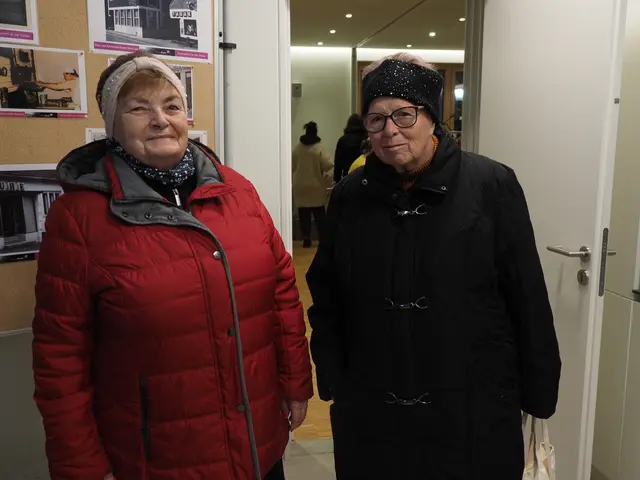 Maria Jilch und Helga Hutterer. Sie schwelgen in Erinnerungen in der Topothek.