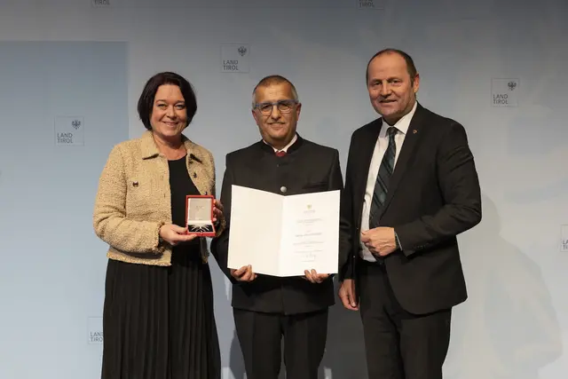 Das Große Ehrenzeichen für Verdienste um die Republik Österreich ging an Johann Jenewein. | Foto: Land Tirol/Sedlak
