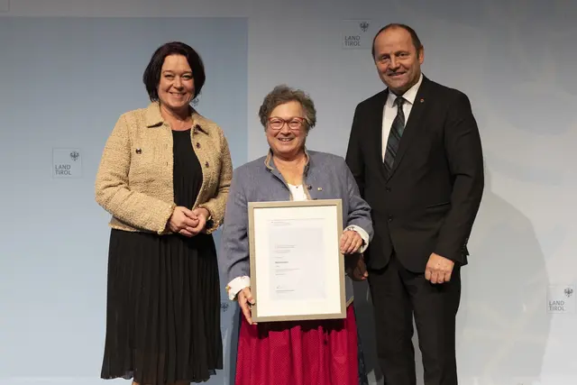 LTP Sonja Ledl-Rossmann und LH-Stv. Josef Geisler mit der Ausgezeichneten Andrea Margreiter (Ärztin für Allgemeinmedizin). | Foto: Land Tirol/Sedlak