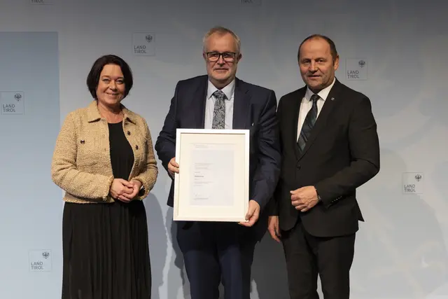 LTP Sonja Ledl-Rossmann und LH-Stv. Josef Geisler mit dem Ausgezeichneten Josef Schernthaner (Arzt für Allgemeinmedizin in Wörgl). | Foto: Land Tirol/Sedlak