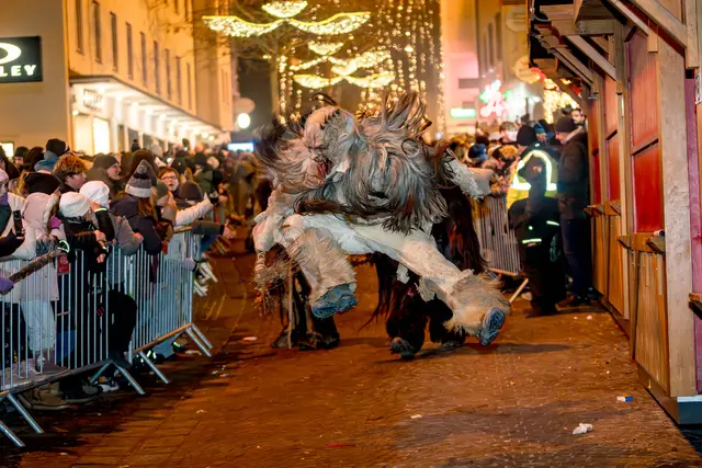Rund 1000 schaurig-schöne Krampusse, Perchten, Waldmänner, Hexen, Nikoläuse und Engerln verwandelten die Laufstrecke in der Villacher Innenstadt in einen Hexenkessel.