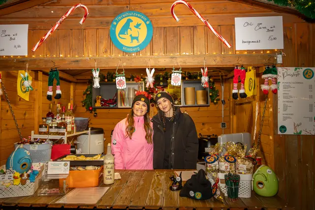 Tierschutzverein Himberg mit Lisa M. und Lena S. als freiwillige Helfer (vlnr). | Foto: cine-motion.at / R. Ivanek