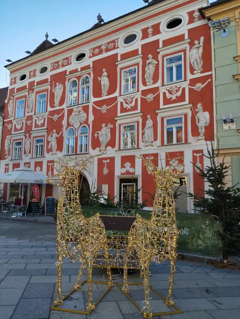 Rentiere bewachen das aus dem 16. Jhdt. stammende Hackl -Haus