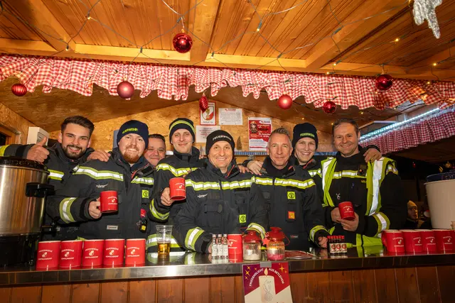 Aktive Freiwillige Feuerwehr Leopoldsdorf mit Kommandant und Abschnitssfeuerwehrkommandant Andreas Perner (3. von rechts) bemühten sich um Ihre Gäste. | Foto: cine-motion.at / R. Ivanek